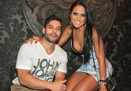 Dai Macedo e o namorado Rafael Magalhães posam para foto: o fato de ele ser 
                                                                                  cadeirante repercutiu entre os internautas 